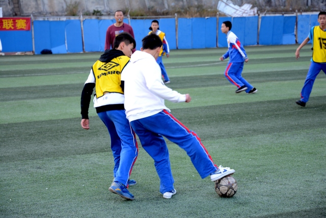 国际车队竞速成都天府绿道 赛事经济激活春日消费